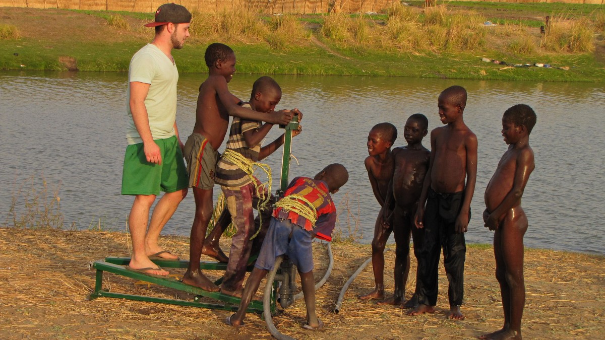 2016-02 Julien baut Wasserpumpen