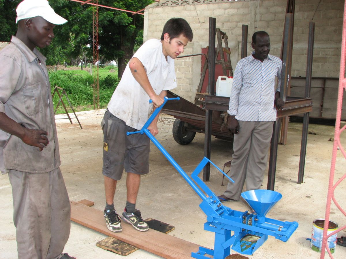 2010-08 Mirco baut eine &Ouml;lpresse