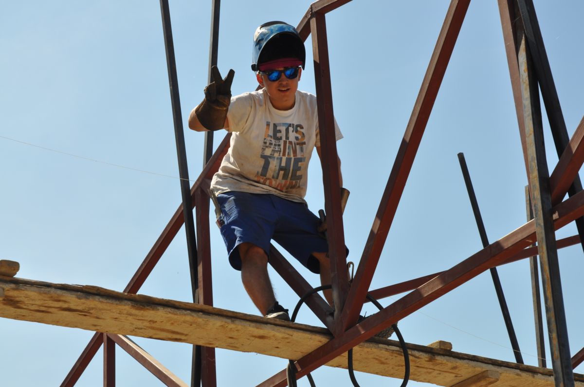 2017-02 Manuele baut einen Dachstock in Koyom